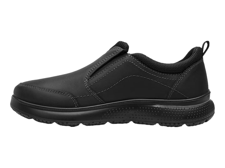 Zapato casual slip-on color negro con suela gruesa y acabado mate.