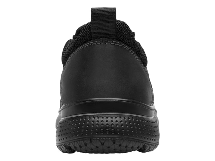 Zapato casual slip-on color negro con suela gruesa y acabado mate.