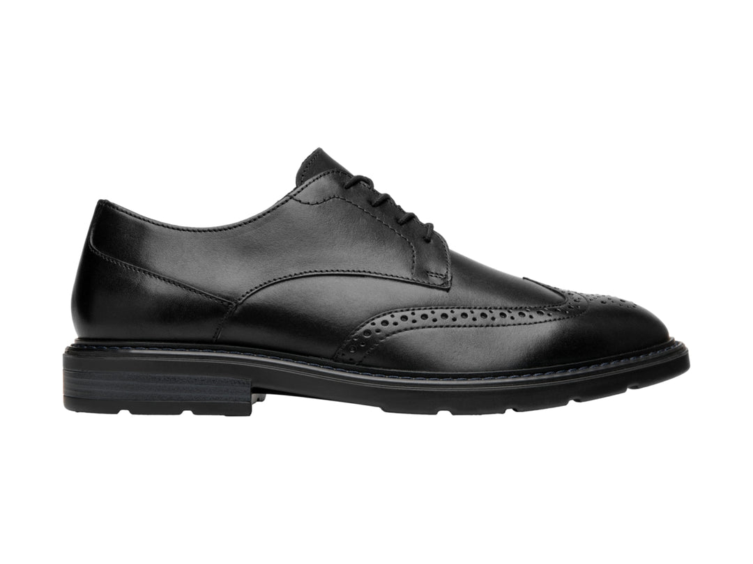 Zapato formal negro de cuero con detalles perforados y cordones.