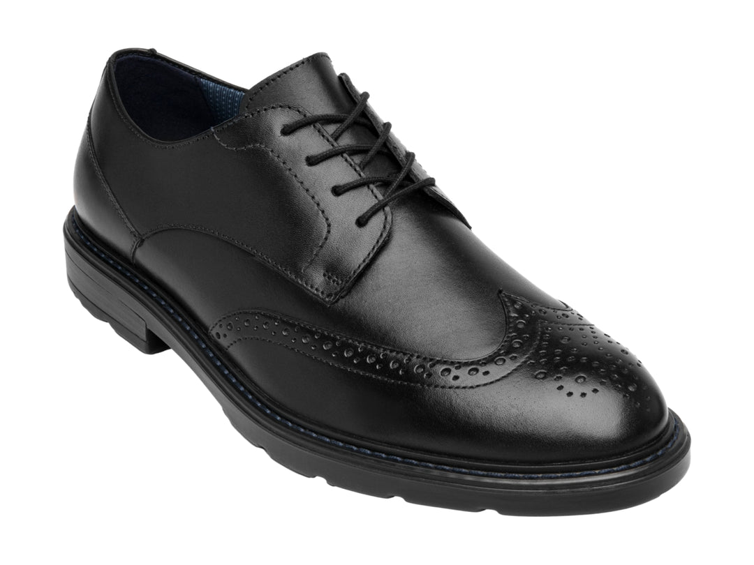 Zapato formal negro de cuero con detalles perforados y cordones.