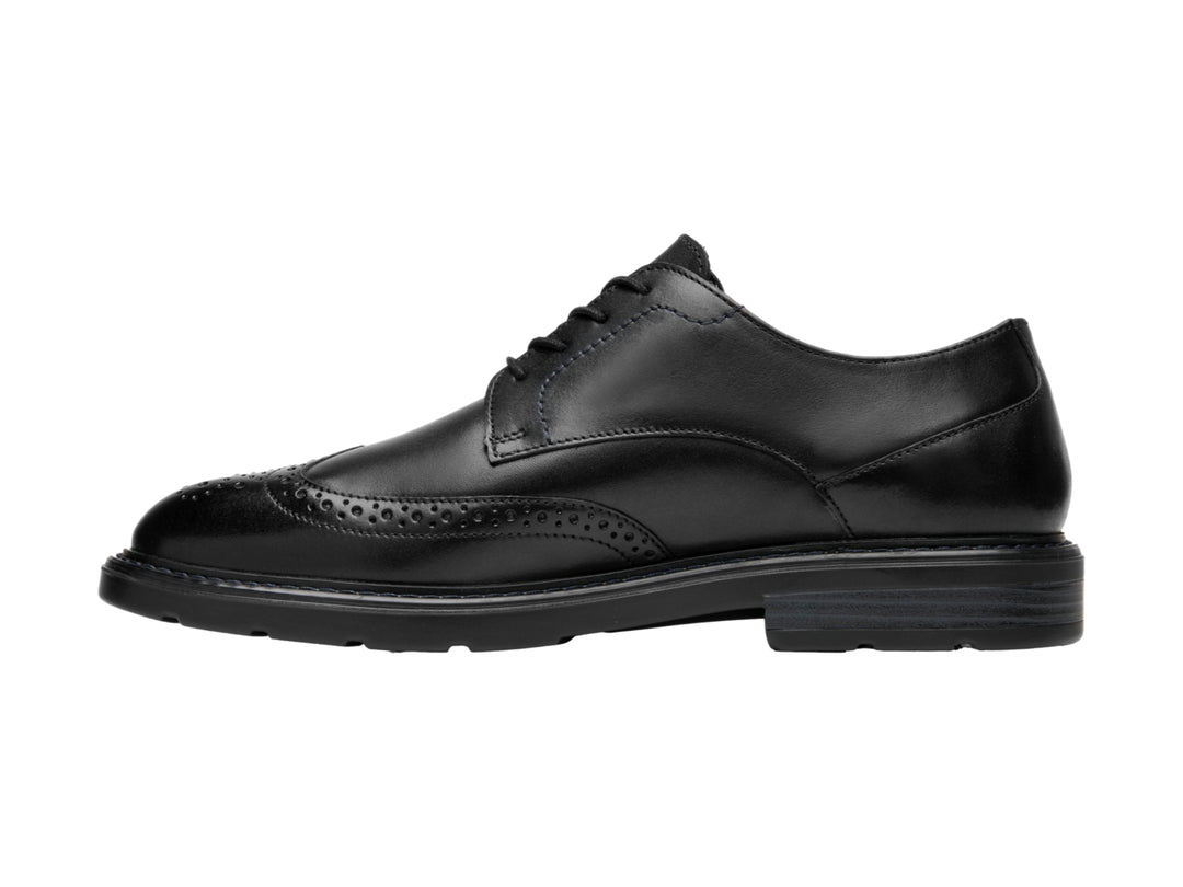 Zapato formal negro de cuero con detalles perforados y cordones.