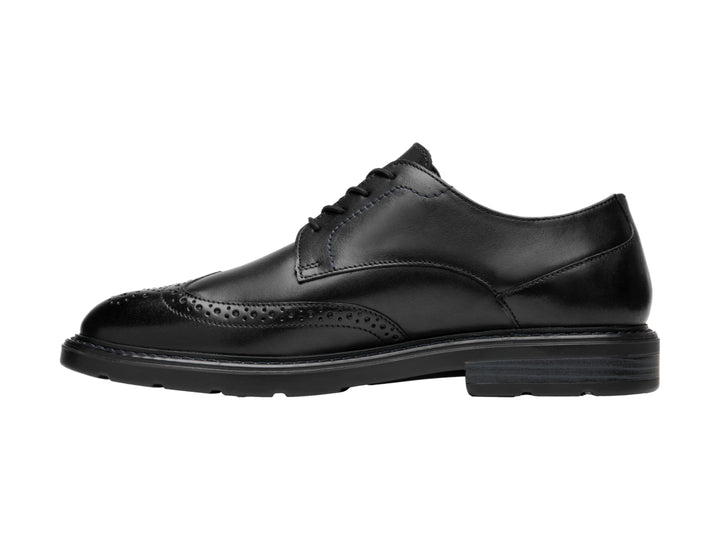 Zapato formal negro de cuero con detalles perforados y cordones.