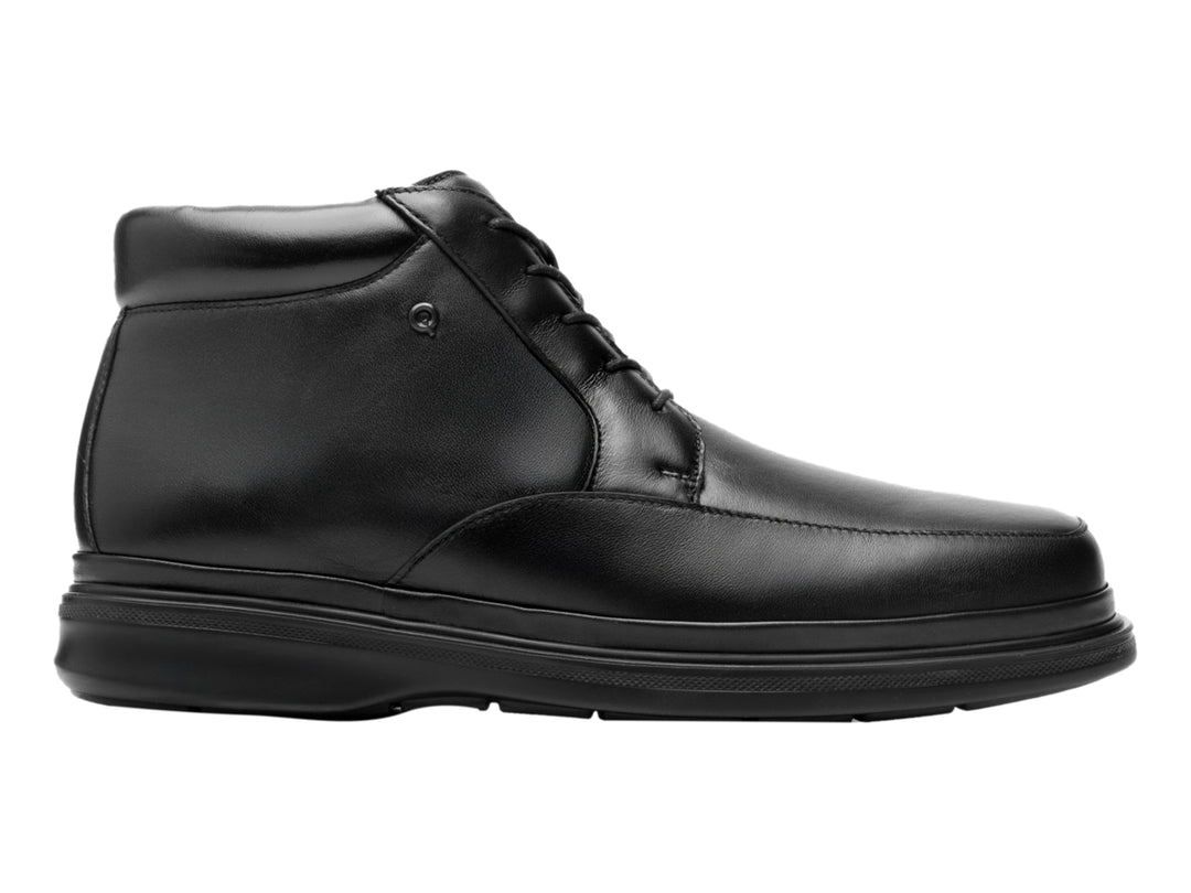 Bota de cuero color negro con agujetas y suela gruesa.