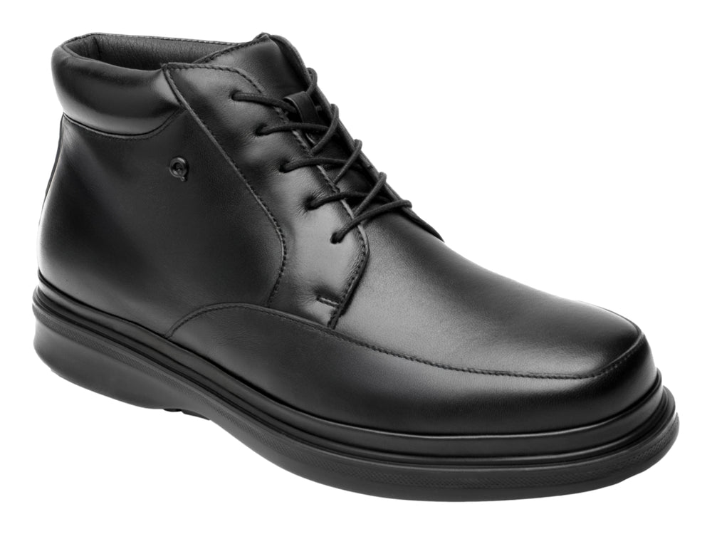 Bota de cuero color negro con agujetas y suela gruesa.