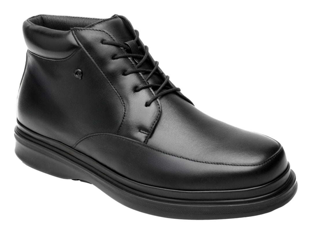 Bota de cuero color negro con agujetas y suela gruesa.