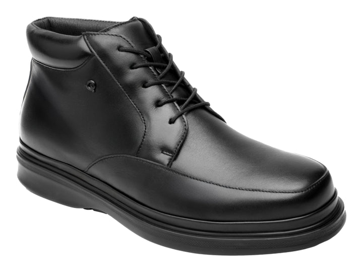 Bota de cuero color negro con agujetas y suela gruesa.