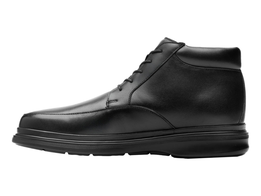 Bota de cuero color negro con agujetas y suela gruesa.
