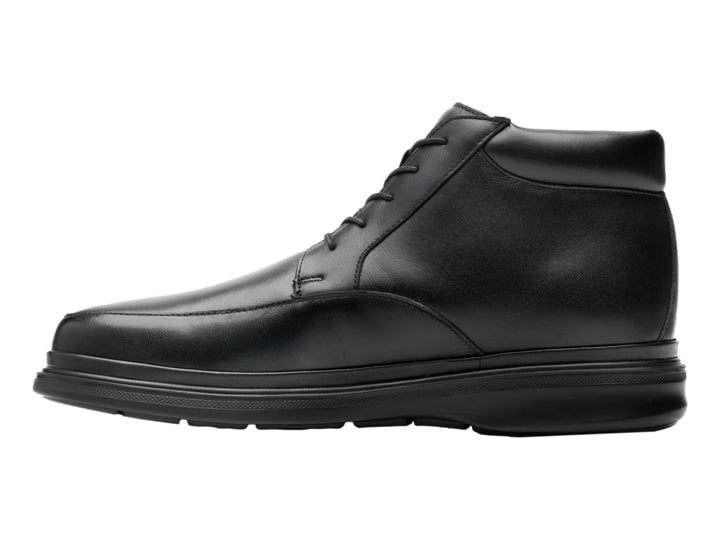 Bota de cuero color negro con agujetas y suela gruesa.