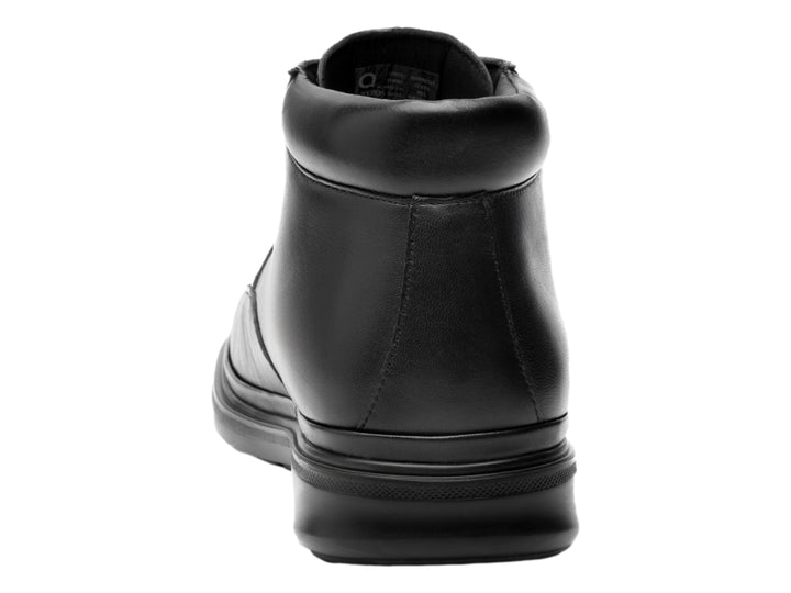 Bota de cuero color negro con agujetas y suela gruesa.