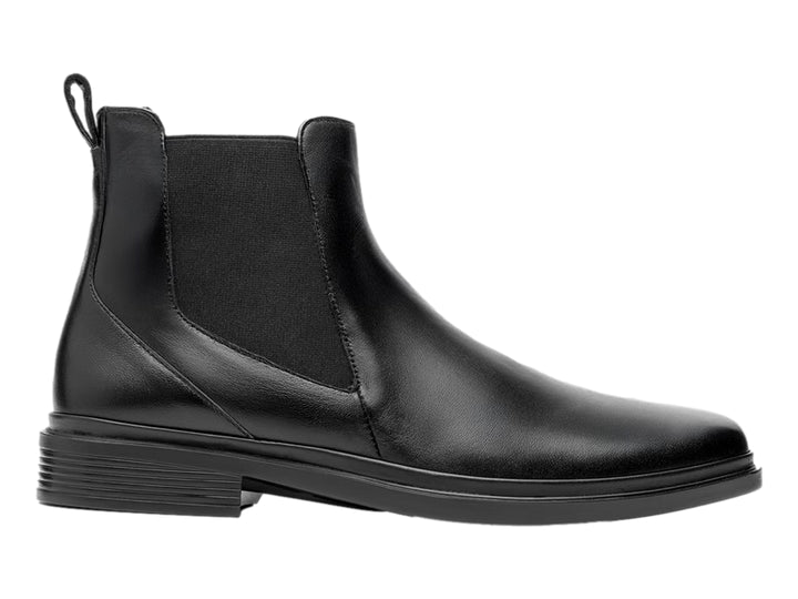 Botín estilo Chelsea de cuero negro con paneles elásticos laterales y suela negra.