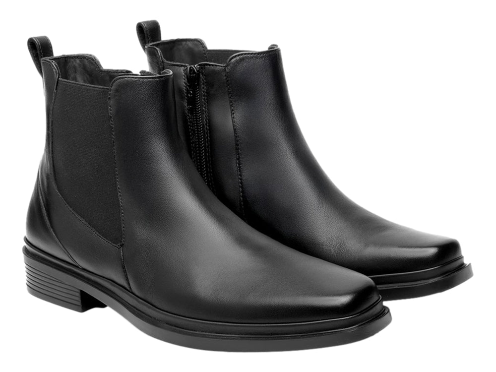 Botín estilo Chelsea de cuero negro con paneles elásticos laterales y suela negra.