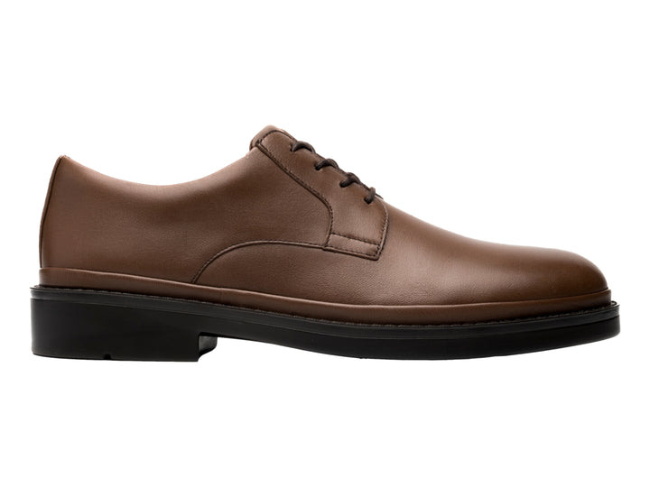 Zapato formal de cuero color brandy con cordones y suela negra para hombre.