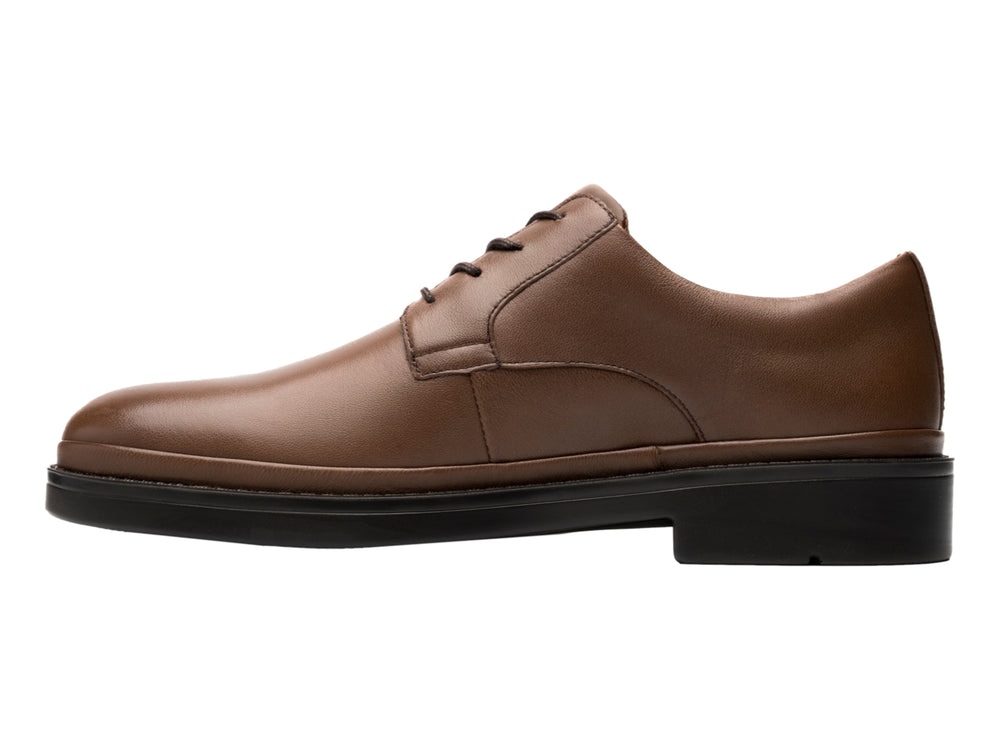 Zapato formal de cuero color brandy con cordones y suela negra para hombre.