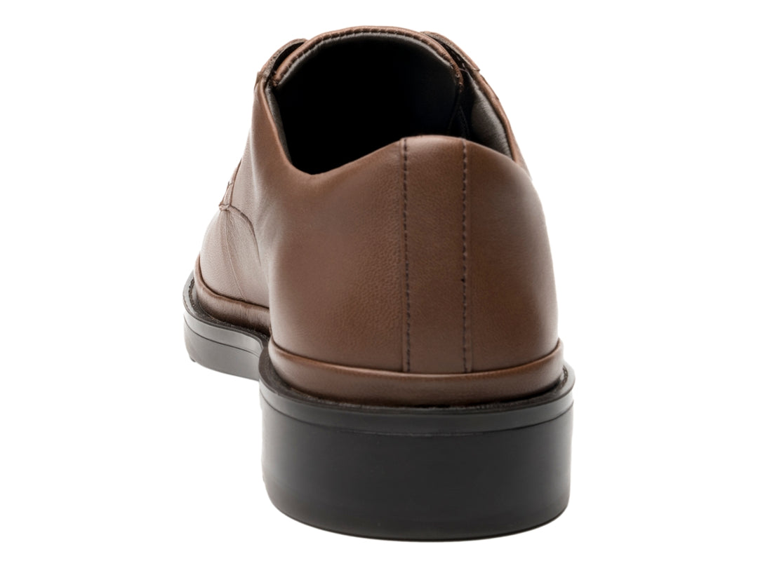 Zapato formal de cuero color brandy con cordones y suela negra para hombre.