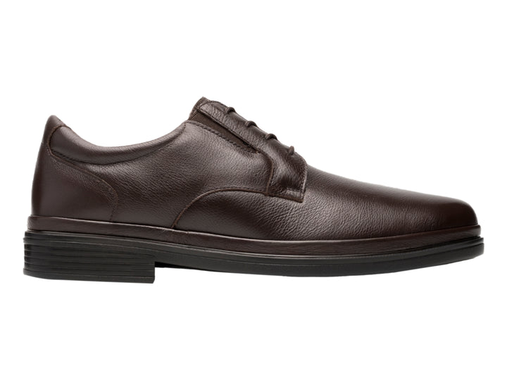 Zapato formal de cuero color chocolate con cordones y suela negra para hombre.