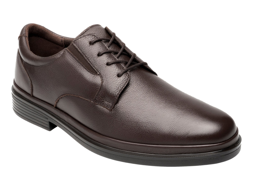 Zapato formal de cuero color chocolate con cordones y suela negra para hombre.