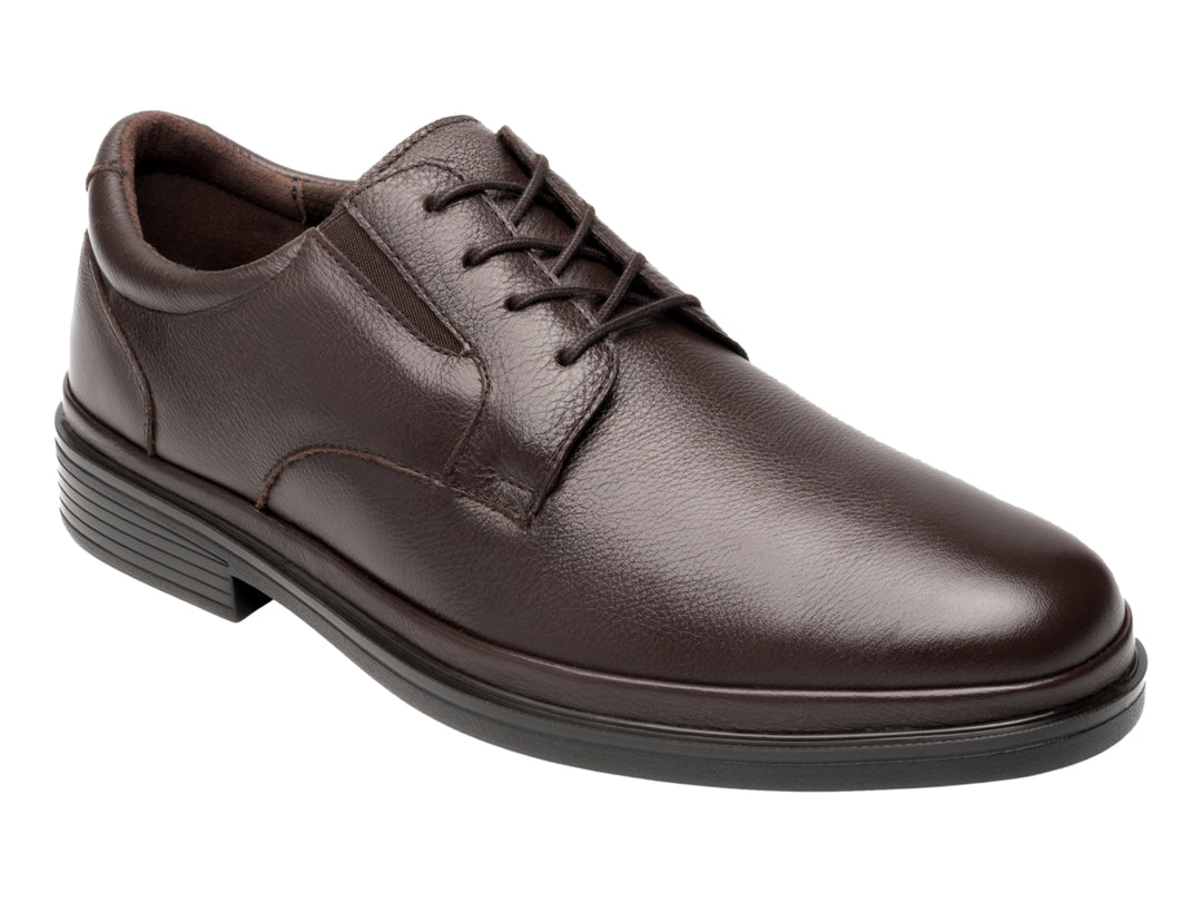 Zapato formal de cuero color chocolate con cordones y suela negra para hombre.
