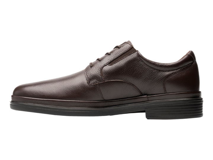 Zapato formal de cuero color chocolate con cordones y suela negra para hombre.