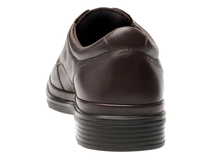 Zapato formal de cuero color chocolate con cordones y suela negra para hombre.