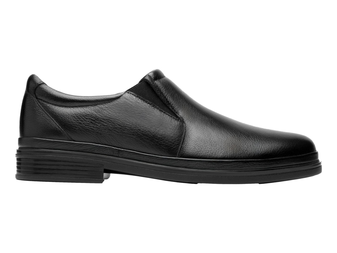 Zapato slip-on de cuero color negro para hombre.