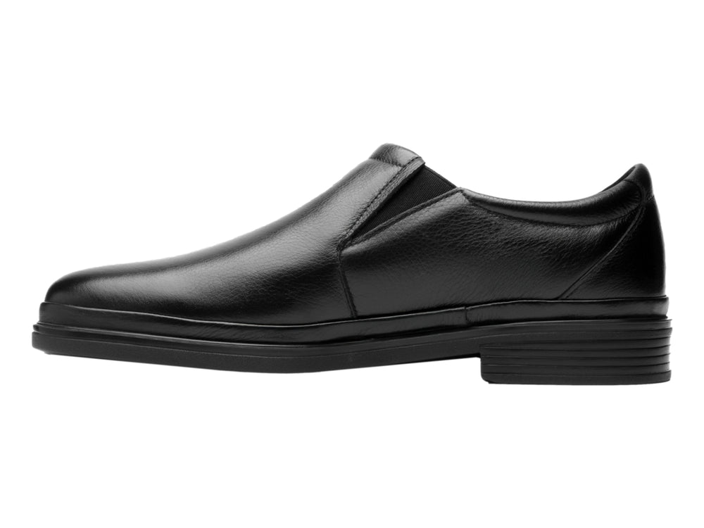 Zapato slip-on de cuero color negro para hombre.