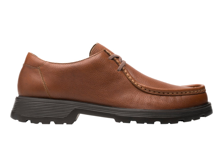 Zapato casual de cuero color marrón con suela gruesa color negro.