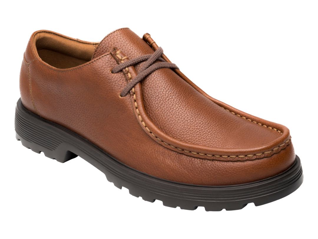 Zapato casual de cuero color marrón con suela gruesa color negro.
