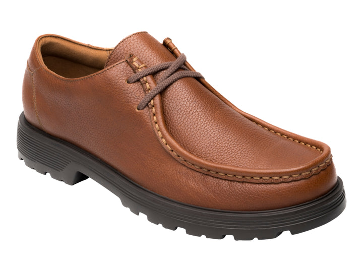 Zapato casual de cuero color marrón con suela gruesa color negro.