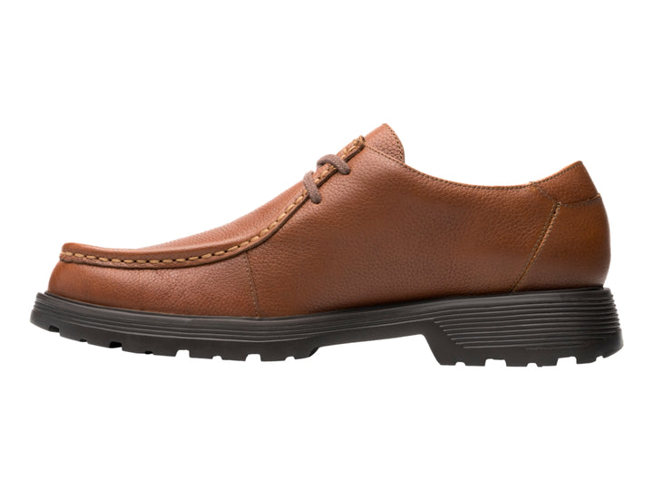 Zapato casual de cuero color marrón con suela gruesa color negro.