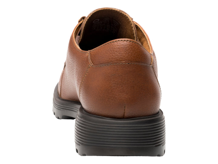 Zapato casual de cuero color marrón con suela gruesa color negro.