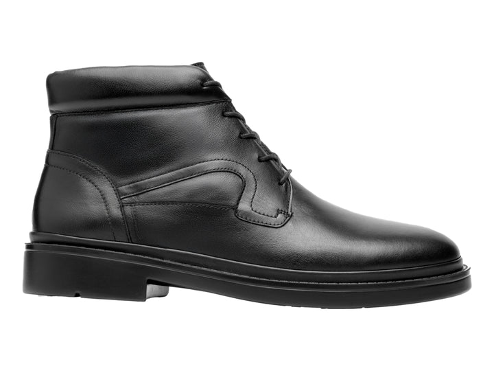 Botín negro de cuero para niño con cordones y suela negra.