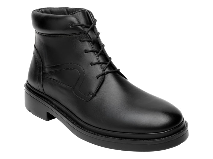 Botín negro de cuero para niño con cordones y suela negra.