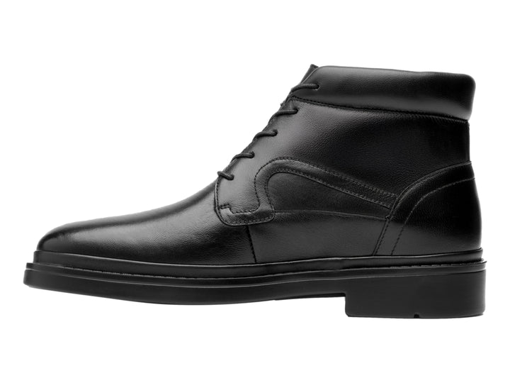 Botín negro de cuero para niño con cordones y suela negra.