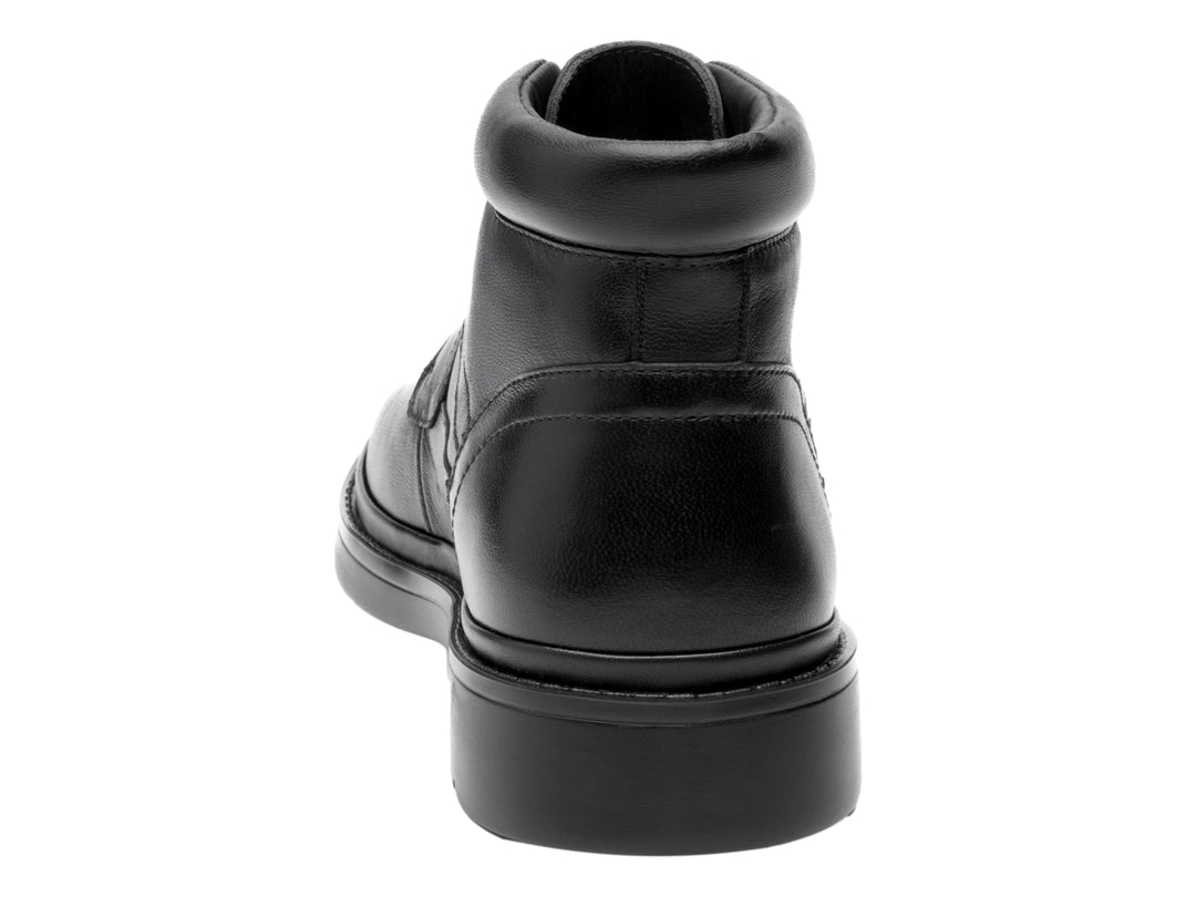 Botín negro de cuero para niño con cordones y suela negra.
