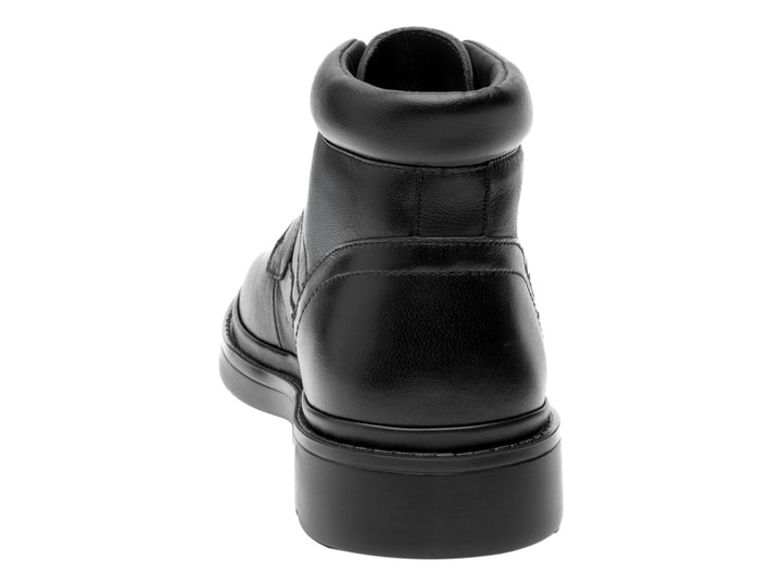 Botín negro de cuero para niño con cordones y suela negra.
