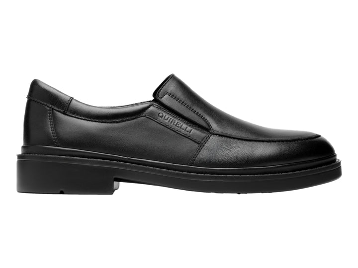Zapato formal tipo mocasín de cuero color negro marca Quirelli con suela plana.