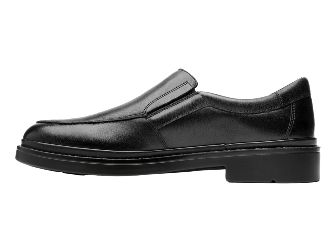 Zapato formal tipo mocasín de cuero color negro marca Quirelli con suela plana.