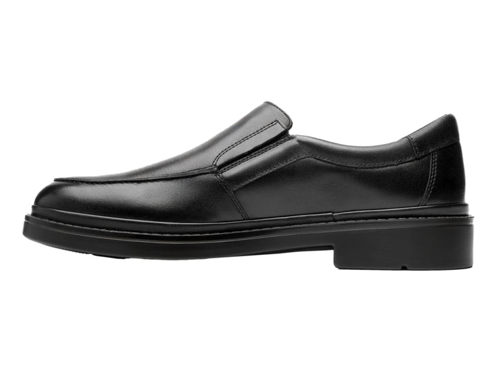 Zapato formal tipo mocasín de cuero color negro marca Quirelli con suela plana.