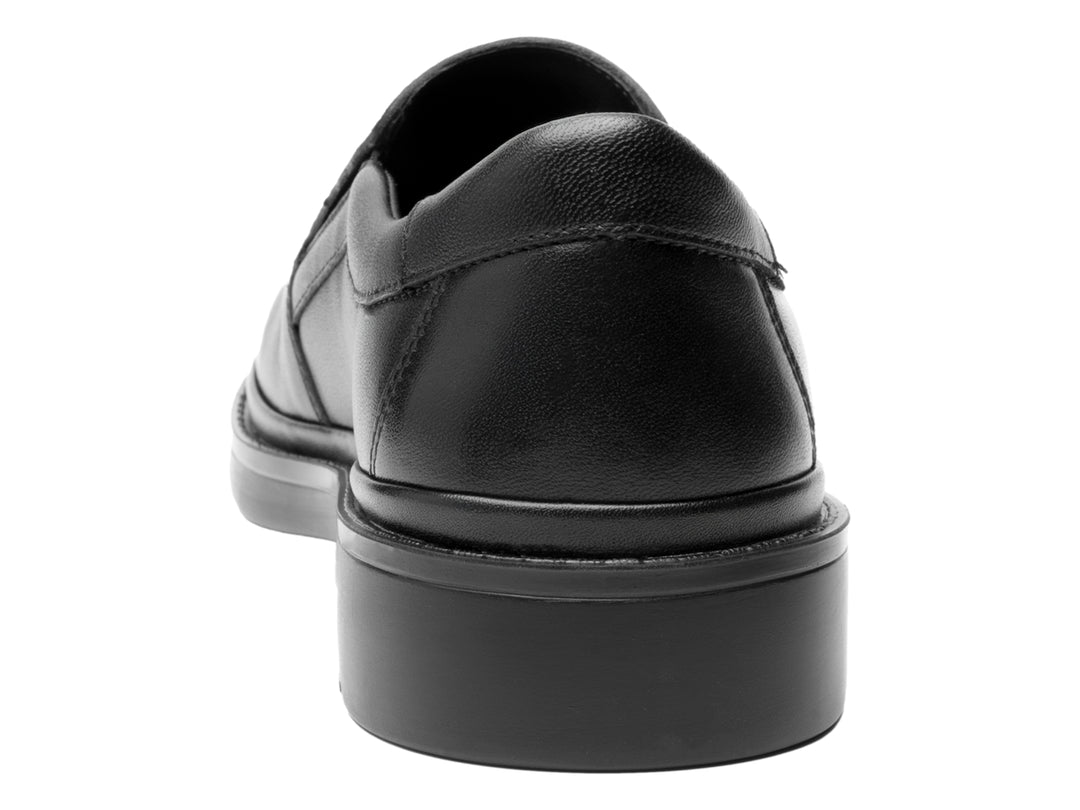 Zapato formal tipo mocasín de cuero color negro marca Quirelli con suela plana.