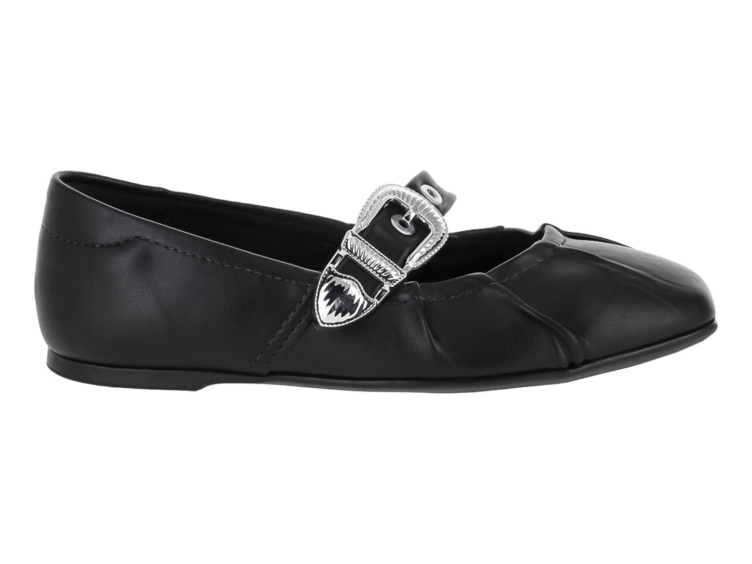 Zapato plano color negro para niña con una correa y hebilla decorativa en color plata.