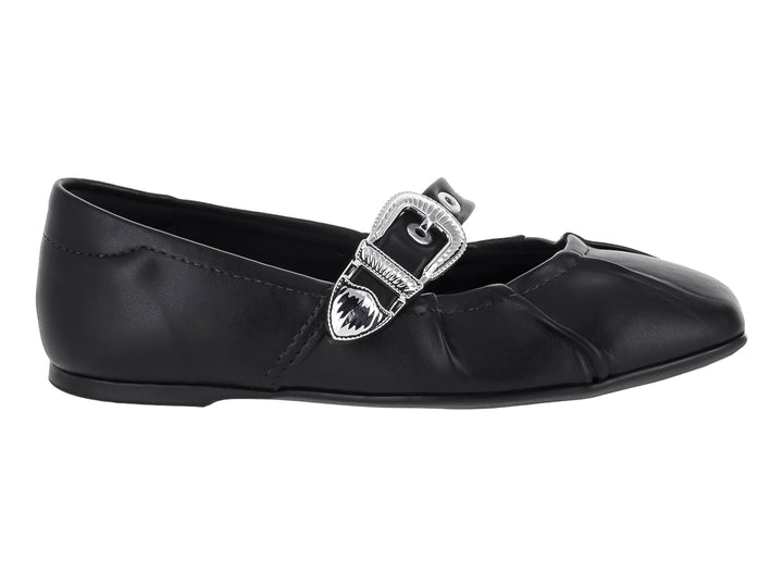 Zapato plano color negro para niña con una correa y hebilla decorativa en color plata.