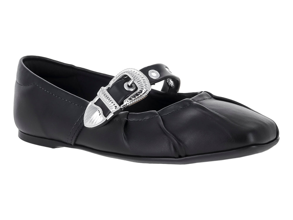 Zapato plano color negro para niña con una correa y hebilla decorativa en color plata.