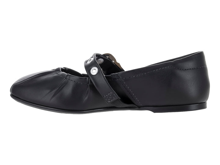 Zapato plano color negro para niña con una correa y hebilla decorativa en color plata.