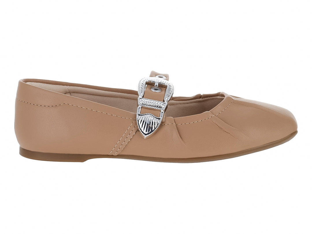 Zapato plano color nude con hebilla plateada y punta redonda.