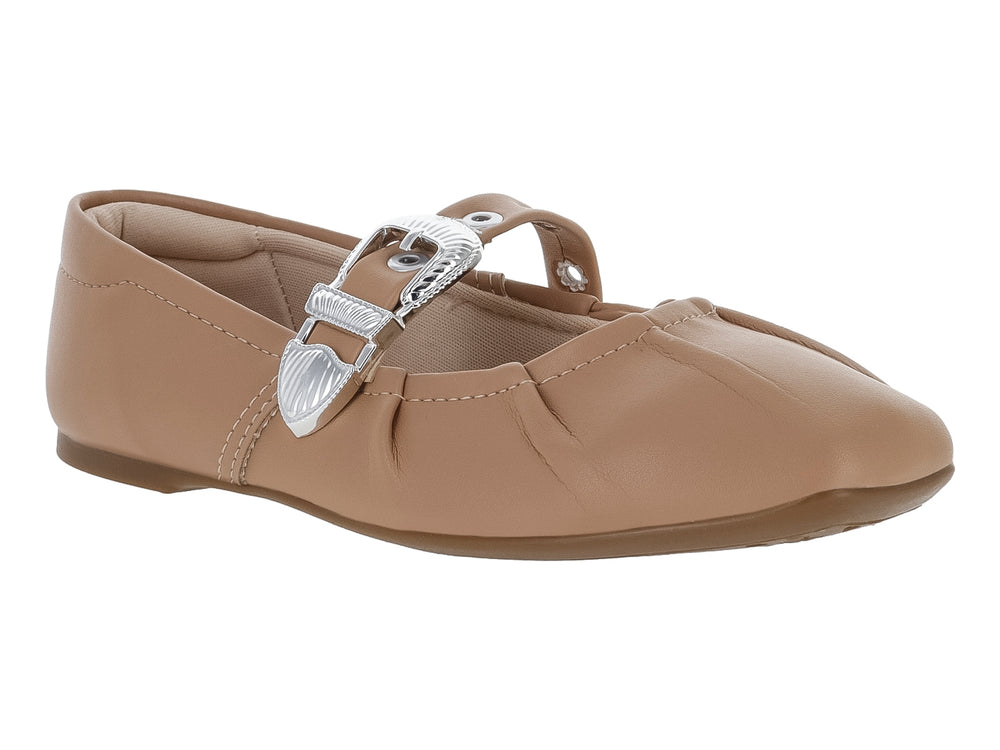 Zapato plano color nude con hebilla plateada y punta redonda.