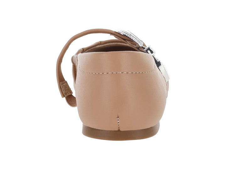 Zapato plano color nude con hebilla plateada y punta redonda.