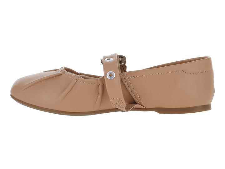 Zapato plano color nude con hebilla plateada y punta redonda.