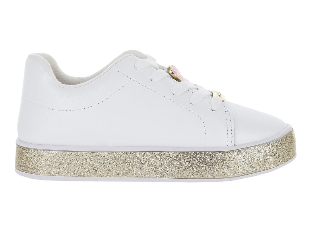 Tenis blancos para niña con suela gruesa en color dorado brillante y agujetas blancas.