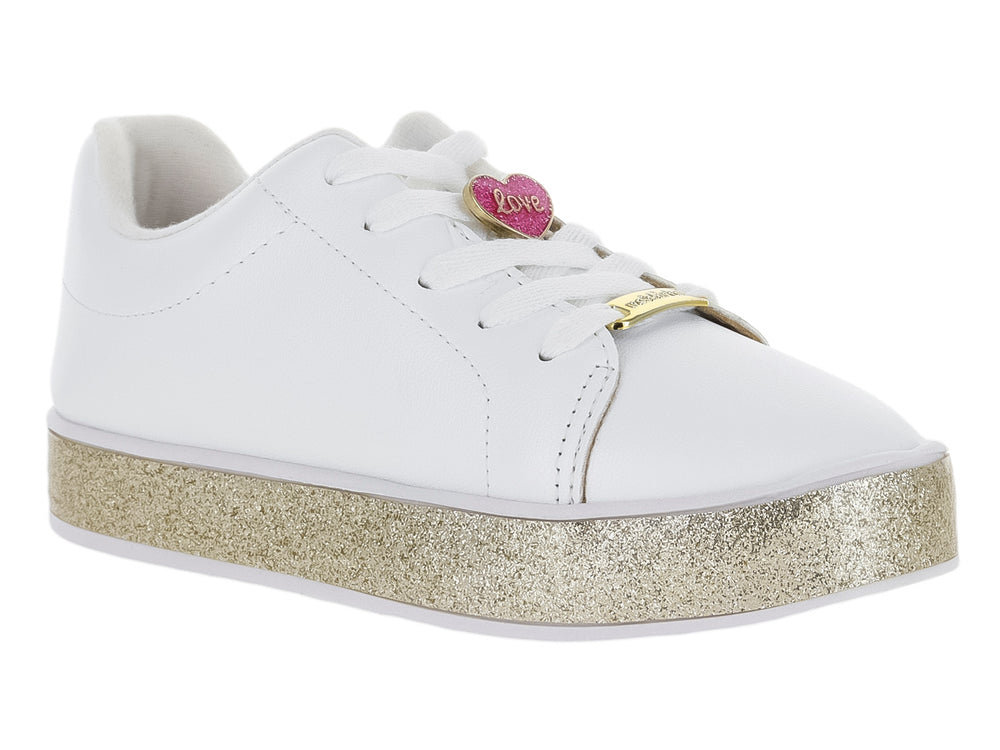 Tenis blancos para niña con suela gruesa en color dorado brillante y agujetas blancas.