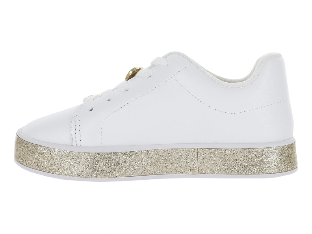 Tenis blancos para niña con suela gruesa en color dorado brillante y agujetas blancas.